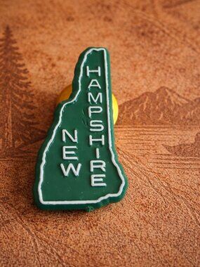 New Hampshire USA State Map Souvenir Vintage Lapel Pin - Granite State Live Free